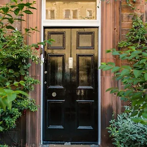 beautiful-traditional-2-bedroom-main-door-flat.edinburghhotelsuk.org/