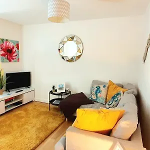 stunning-apartment-with-parking-near-beach-and-shops.tophotelsbath.com/